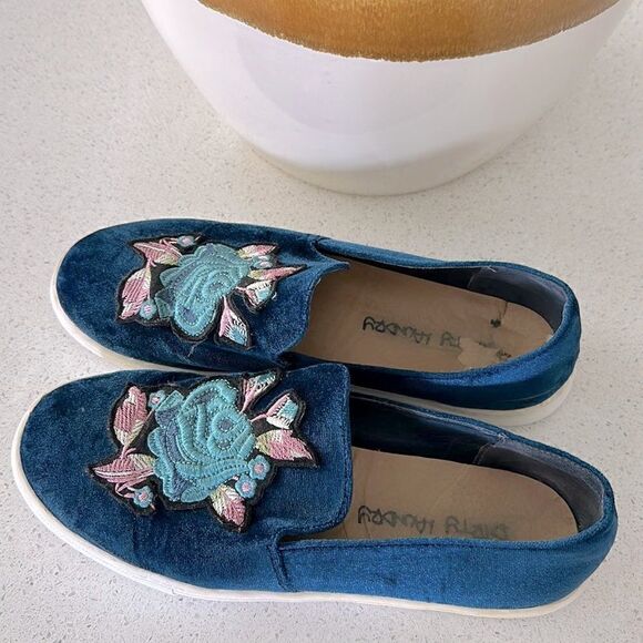 Dirty Laundry Slip Ons Loafers Blue Velvety Floral 9/40 Artsy Colorful Fun - Picture 13 of 13